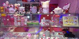 Kini muncul satu lagi tempat unik yang memakai tema hello kitty. Mengajak Si Kecil Makan Cantik Di Emon Kitty