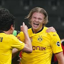 Born 21 july 2000) is a norwegian professional footballer who plays as a striker for bundesliga club borussia dortmund and the norway national team.a prolific goalscorer, haaland is recognised for his pace, athleticism and strength, earning him the nickname the terminator by many of his admirers.he is considered to be one of the best strikers. Erling Haaland Bvb Urlaubsvideo Mit Mancity Star Aus Griechenland Aufgetaucht Bvb 09