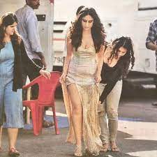 Regram Kareenakapoorteam Look At This Kareena On The Sets Of Project That Outfit Similar With Yeh Mera Dil One So Stunning Fbrhsgwjaqc