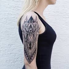 Black & grey flower stippling tattoo. Stippling Scene360