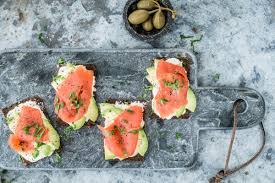 Rauchlachs Pumpernickel Canape Mit Avocado Rezepte Gefullte Avocado Lebensmittel Essen