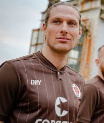 Gemeinsam mit anderen jungen fans kommst du unseren paderborner jungs ganz nah und erlebst viele tolle aktionen mit uns. Fc St Pauli Nippel Alarm Beim Trikot Spieler Wollen Anderes Wappen 2 Bundesliga Bild De