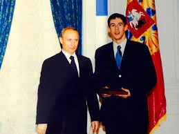 Окончив кемеровскую среднюю школу № 31, по рекомендации родителей поступил в кемеровский пище. Panin Esli By Menya Priglasili V Kreml Ya By Sdelal Sebe Gips Chtoby Ne Podavat Ruki Putinu Gordon