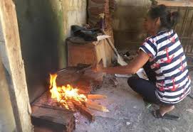 Más de un millón de familias sigue usando leña en colombia. Resumen Escasez De Gas Obliga A Los Venezolanos A Usar Lena Para Cocinar