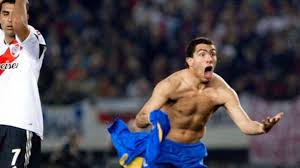 La liga profesional, torneo intermedio inventato dalla sempre originale federazione argentina, entra nel vivo e, già nel primo turno della seconda fase, perde una. A 16 Anos De La Gallinita De Tevez En El Monumental As Argentina