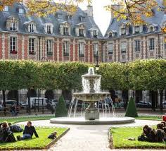 Balade Place Des Vosges Et Maison Victor Hugo Dans Le Marais Placedesvosges Paris France Paris Visite Place Des Vosges Quartier Paris