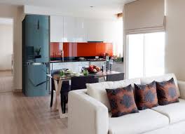 ثلاجة ال جى بالورود نموذج من المون الأحمر مع زهرة على الباب الزجاجي