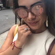 Ariana grande shared news of her engagement to boyfriend dalton gomez on sunday, and one expert thinks the ring could've cost more than $750,000. I Wore Ariana Grande S 100 000 Engagement Ring For A Week