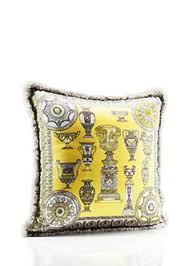 An exclusive selection of women's and men's ready to wear, shoes, accessories and the iconic world of. 78 Idee Su Versace Cuscini Cuscini Versace Versace Home