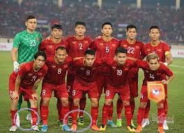 Khi anh lên 5 cả gia đình chuyển lên thành phố vinh làm ăn. Duy Máº¡nh VÄƒn Lam Äƒn Gian Chiá»u Cao Khi Chá»¥p áº£nh TrÆ°á»›c Tráº­n Uae Vietnamnet