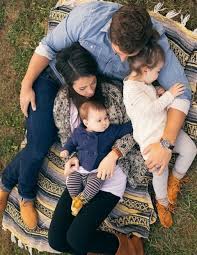 31 Family Picture Ideas With Props Lolly Jane Cute Family Pictures Fall Family Pictures Outdoor Family Portraits