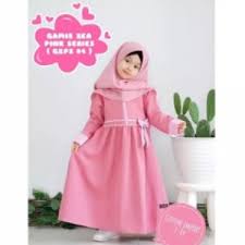 Tidak lupa supaya lebih aman, putri anne selalu memakai masker supaya terhindar dari virus penyakit. Jangan Asal Beli Ini Tips Memilih Gamis Anak