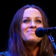 Official site for alanis morissette. Alanis Morissette Ich Wurde Sowohl Als Mutter Als Auch Als Kunstlerin Geboren Promisglauben