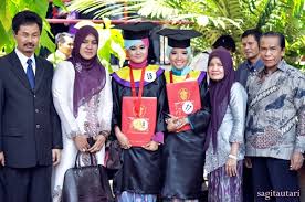 Hal ini untuk menjaga kenyamanan anda agar tidak. 55 Model Baju Seragam Keluarga Untuk Acara Wisuda Terbaru 2021