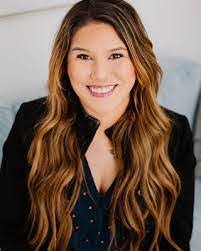 Holly Riehl's Instagram, Twitter & Facebook