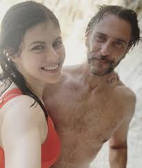 Musa de 'Baywatch' fica noiva de produtor 17 anos mais velho ex de  'brasileira' de 'Velozes'