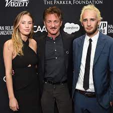 Sean pennand robin wright penn in hurlyburly. Darum Wurde Der Sohn Von Sean Penn Crystal Meth Suchtig Stern De