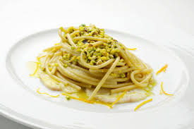 Burrata cremosa, che mescolata al pistacchio, acquista un gusto ancora più. Spaghettoni Al Limone E Pistacchio Un Piatto Estivo Leggero E Profumato