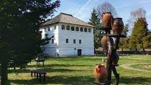 Cea mai veche si cea mai importanta cula a complexului muzeal maldaresti este cula greceanu. DescoperÄ Romania Culele De La Maldaresti Strajnicele FortÄreÈe Valcene Editia De Dimineata