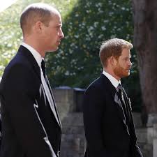 The couple posed outside the lindo wing maternity ward after the birth, marking a new royal tradition that would later be followed by william with his own children. 8iunp89xdj7tfm