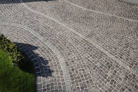 Hofeinfahrt Mit Basalt Und Sandstein Gepflastert Sieht Super Aus Und Ist Unheimlich Lang Haltbar Einmal Verle Pflastersteine Garage Einfahrt Garageneinfahrt