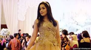 Dalam foto itu gracia indri tak menjelaskan lelaki bule tersebut kekasih barunya. Bukan Cuma Dewi Persik Instagram Gracia Indri Lenyap Gara Gara Ayu Ting Ting