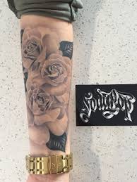More roses #gudnatattoo #traditionaltattoo #lemans #roses #blackworktattoo você quer fazer uma tattoo, mas não sabe o que escolher? Women S Forearm Rose Tattoo Tatto Forearm Tattoos Tattoos Rose Tattoo Forearm