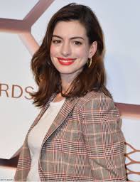Anne hathaway ama cambiare look e sfoggiare stili diversi. Il Taglio Dell Estate E Il Nuovo Shag Di Anne Hathaway Parrucchierando