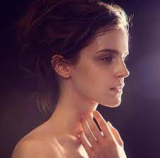 Photoshop? - Emma Watson erschreckend dünn auf Nacktfoto | krone.at