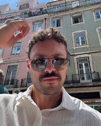 Demain 17h, je vous annonce la plus grosse nouvelle de ma carrière! Un  projet sur lequel je travaille fort fort fort depuis des mois. C'est  quelque chose qui me fait tripper, qui