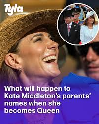 Doctor Nighat Arif shows exactly how an IUD is inserted into the uterus and  what she does if a patient is in pain. Women are superheroes 💪