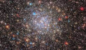 Хаббл» запечатлел «взрыв космического фейерверка» — шаровое звёздное  скопление в Млечном Пути