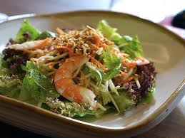 Siapkan mangkuk salad masukan pepaya muda yang telah diparut memanjang, tomat cherry, irisan jeruk nipis dan kacang. Salad Sayuran Udang Makanan Hijau Sehat Kacang Pepaya Vietnam Pikist