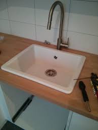 An und für sich ist die montage eines wasserhahns recht problemlos möglich. Wasserhahn In Arbeitsplatte Einbauen