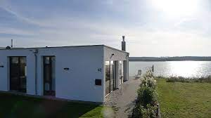 haus am see mit privatstrand c fewo direkt strandhauser ferienwohnung whirlpool
