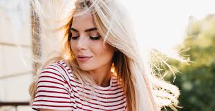 L'été les cheveux sont soumis à dures épreuves : Comment Sauver Ses Cheveux Abimes Apres Une Decoloration Elle Be