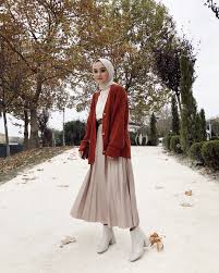 Aleyna Atalar On Instagram Beni Ben Yapan Renklere Asigim Etek Hirka Hooopstore Gunluk Tesettur Modasi Di 2020 Gaya Model Pakaian Model Pakaian Remaja Gaya Busana
