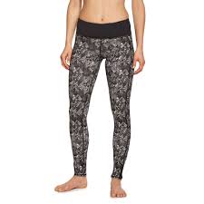 Shoes that look good with yoga pants are full boots, short boots, athletic shoes, and ballet shoes. What To Wear With Different Styles Of Yoga Pants