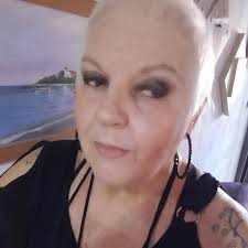 Um cão agradece a um homem por lhe dar comida.. 🐕🐾