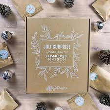 Savourez 24 jours à la saveur féérique avec les thés et infusions bio pukka du calendrier de l'avent. Joli Essence