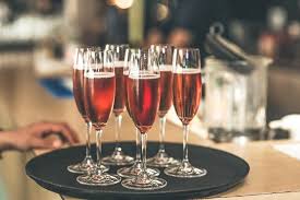 Nun friere sie etwa zwei stunden vor. Sieben Rote Cocktails In Champagnerglasern Auf Einem Schwarzen Tablett Auf Einer Theke Creative Commons Bilder