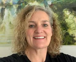 Lesley Clarke's Instagram, Twitter & Facebook