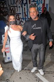 1 day ago · kyle richards was rushed to the hospital after stumbling right into a beehive over the weekend. Kyle Richards Wows In Sweeping White Gown As She And Husband Mauricio Umansky Enjoy Date Night Geeky Craze