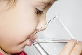 Ab wann trinklernbecher für dein baby sinn ergeben, lässt sich pauschal nicht sagen. Wenn Babys Trinken Lernen Uber Den Umstieg Von Der Brust Aufs Glas Mini And Me