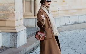 Camel coats are a tried and true staple, so it's no wonder that katie holmes is such a fan. Ein Winterlook Mit Camel Coat Cardigan Und Jeans Josie Loves