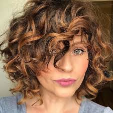 Les 55 Tendances Coiffures Cheveux Boucles 2019 Geniales A Copier Coiffure Cheveux Boucles Cheveux Courts Boucles Cheveux