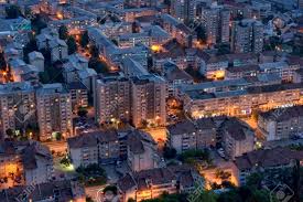 Piatra neamț liegt in der historischen region westmoldau, auf den terrassen des linken ufers der bistrița (bistritz) umgeben von ausläufern der ostkarpaten, den bergen pietricica, cozla, cernegura und bâtca doamnei an den nationalstraßen drum național 15, 15c und der 15d. Altstadt Bei Nacht Piatra Neamt Rumanien Lizenzfreie Fotos Bilder Und Stock Fotografie Image 15031953