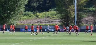 Situación surrealista la vivida este lunes por la tarde en trigoria, donde la roma tiene establecido su centro deportivo. Paura E Delirio A Trigoria Il Padre Di Scamacca Prende A Sprangate Auto