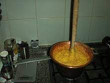 La polenta, piatto tipico della tradizione contadina italiana, è conosciuta come piatto povero, perché preparato. Polenta Wikipedia