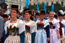 Scegli la collezione di abiti con paillettes da donna, tra cui vestiti lunghi e corti con paillettes. Dirndl E Lederhosen Gli Abiti Tipici Della Baviera Tutto Baviera